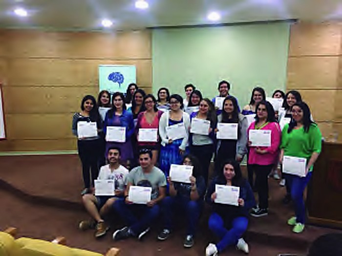 Entrega de certificados a participantes de un taller
