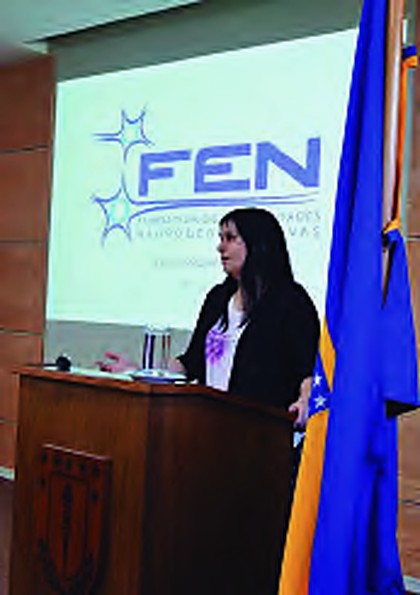 Charla de FEN en un auditorio universitario