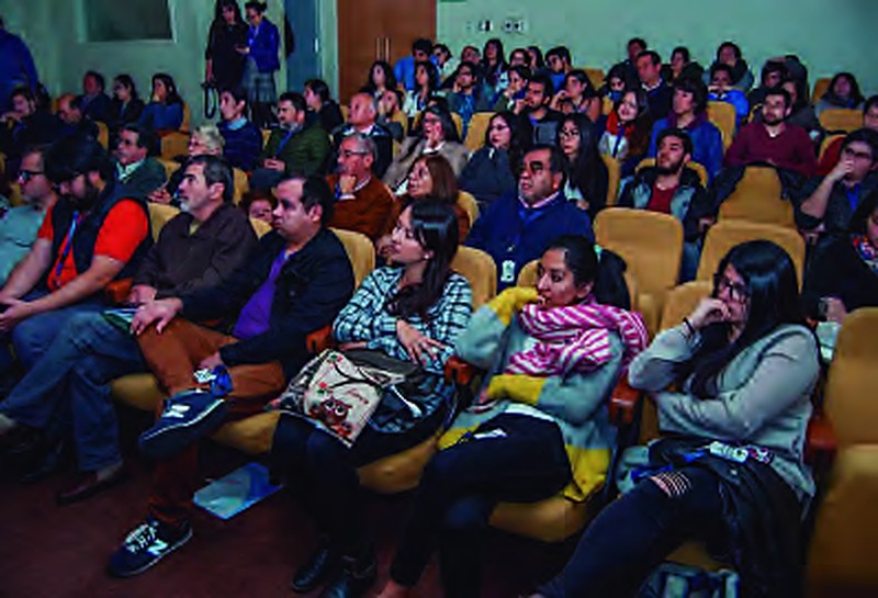 Auditorio lleno durante una conferencia de FEN