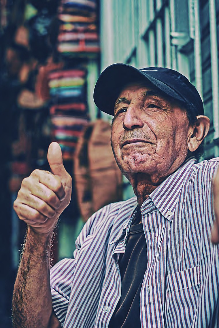 Persona mayor acompañada por la fundación