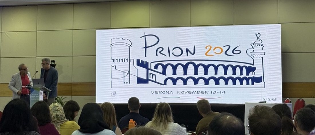 Cierre de Prion 2025: la pantalla anuncia Prion 2026 en Verona, del 10 al 14 de noviembre.